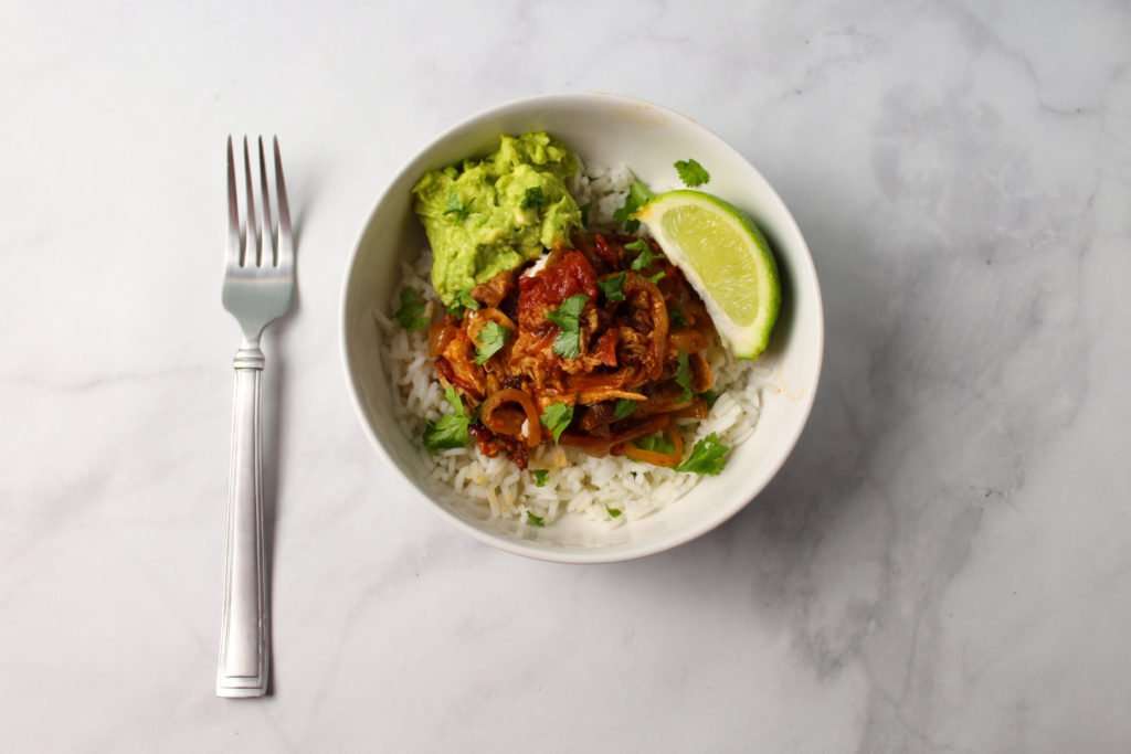 Bowl whit Chicken Tinga and rice. Topped whit Avocado.