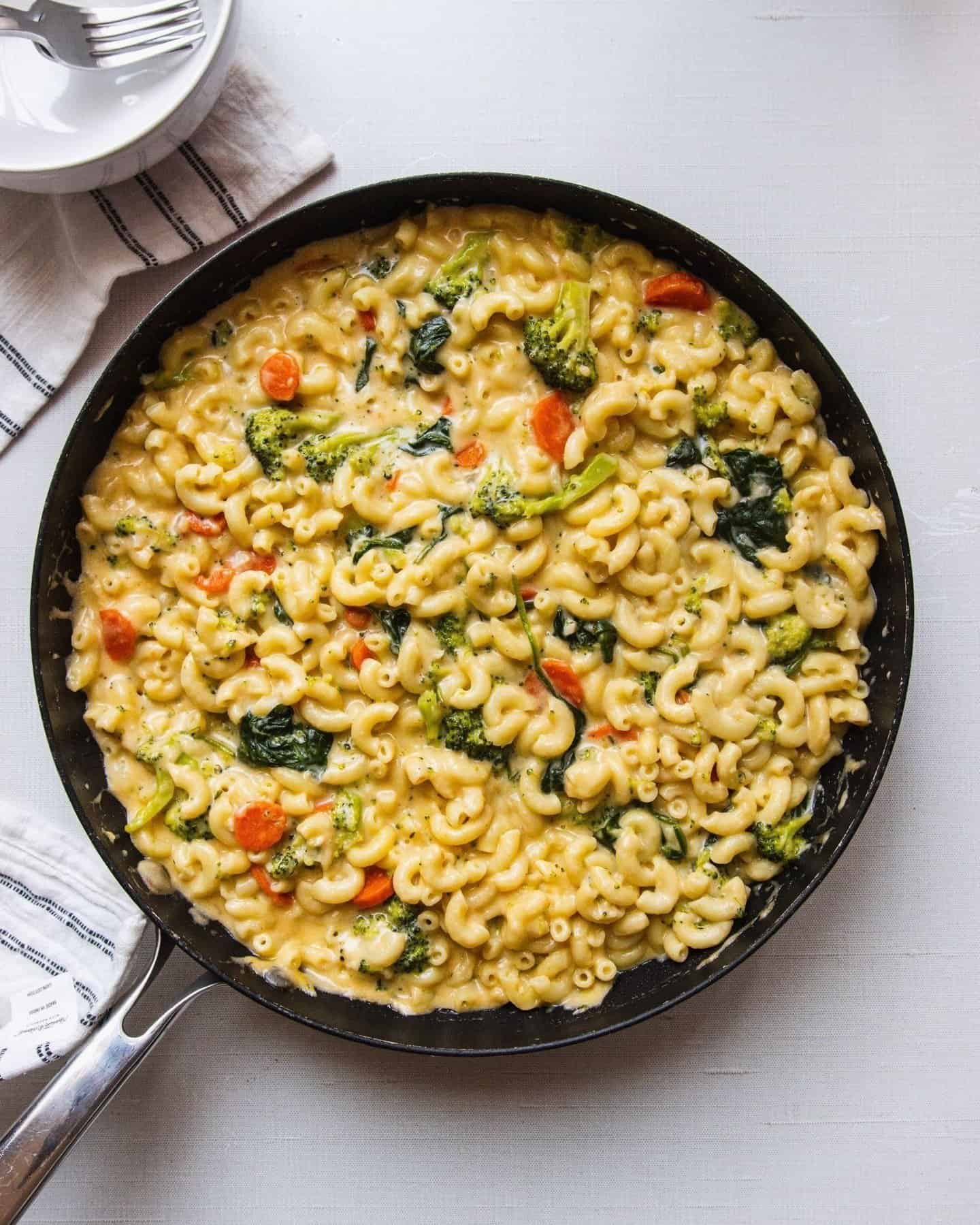 This stovetop mac and cheese only takes 20 minutes and is packed with broccoli, carrots, spinach, and two types of cheese.⁣
⁣
Recipe linked in the bio! 🥦🥕🧀⁣
⁣
#easyrecipes #food52 #thekitchn #buzzfeedfood #feedfeed #bhgfood #todayfood #quickdinner #dinnerideas #dinnerrecipes #easydinner #Macandcheese #veggies
