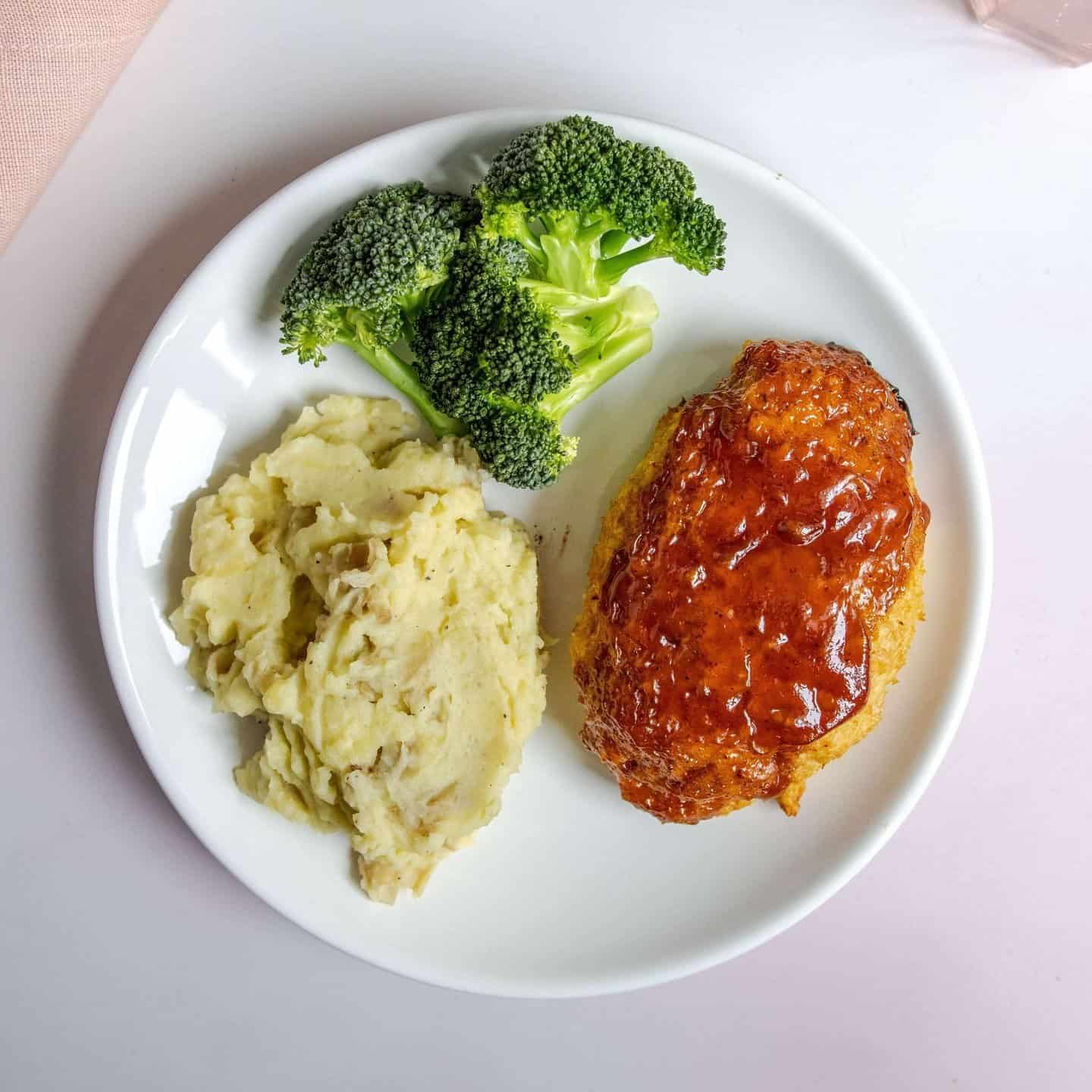Mini BBQ Chicken Meatloaves are a quick 30-minute weeknight dinner. No fuss, easy cleanup. You can add mashed potatoes and broccoli to round out the meal!⁠⁣
⁠⁣
Recipe link in the bio.⁠⁣
⁣
⁠ #meganvskitchen #easyrecipes #food52 #thekitchn #buzzfeedfood #feedfeed #bhgfood #todayfood #quickdinner #dinnerideas #dinnerrecipes #meatloaf #healthydinnerideas