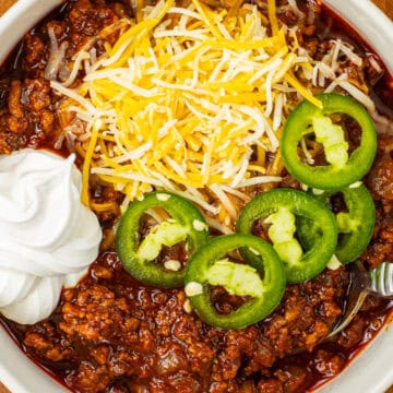 close up shot of chili con carne with toppings
